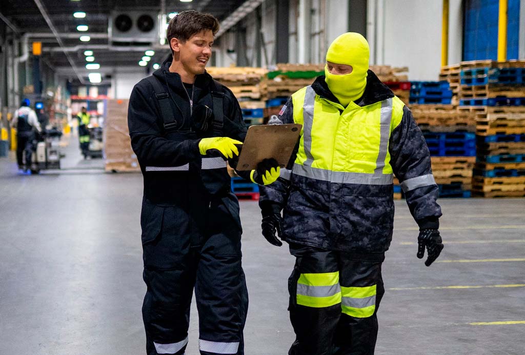 Profissionais com vestuário de trabalho numa unidade logística