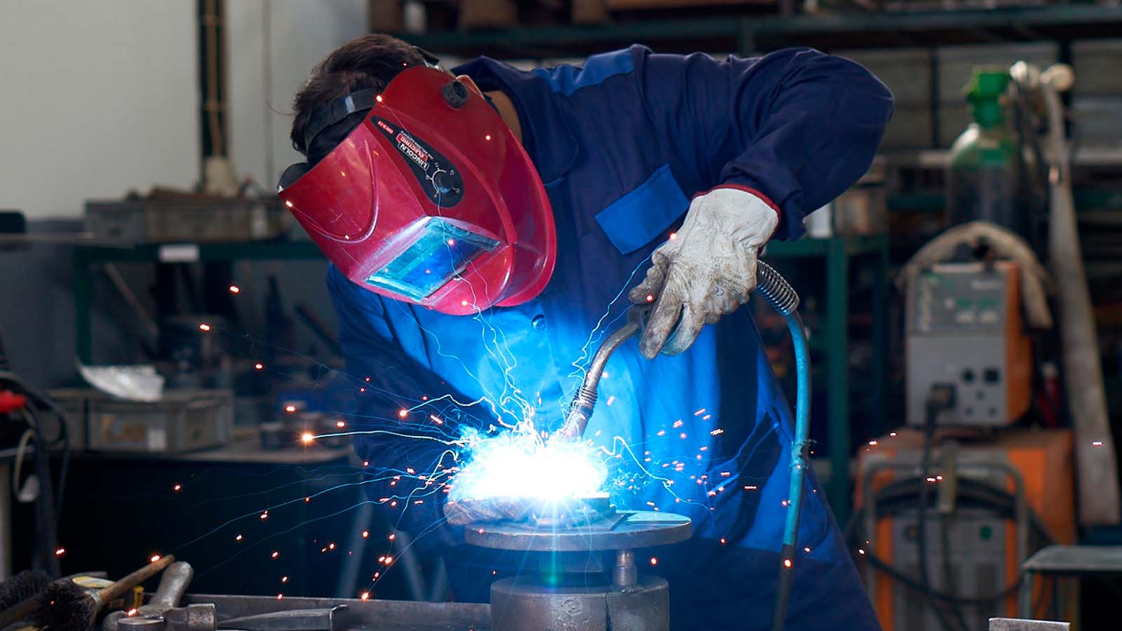 Profissional a trabalhar com equipamento de soldadura