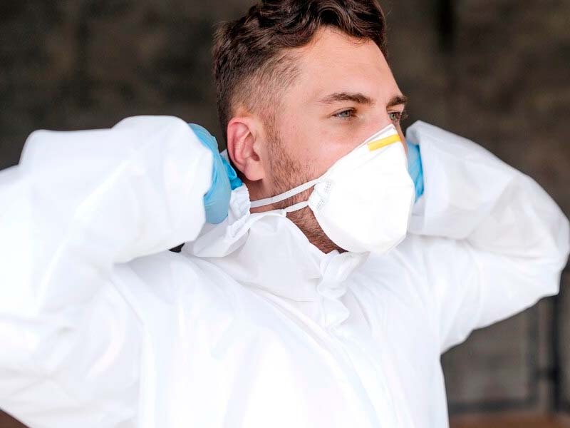 Profissional de saúde com vestuário de proteção