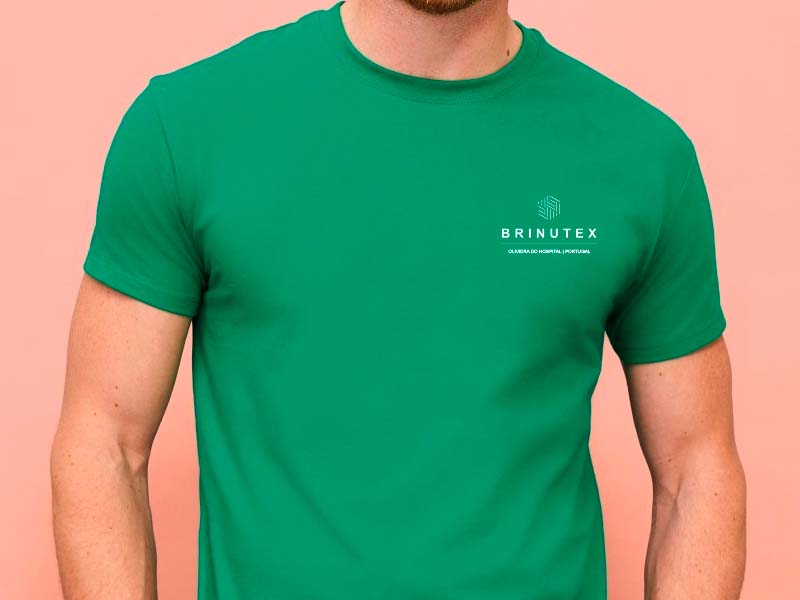 Polo personalizado usado por um profissional