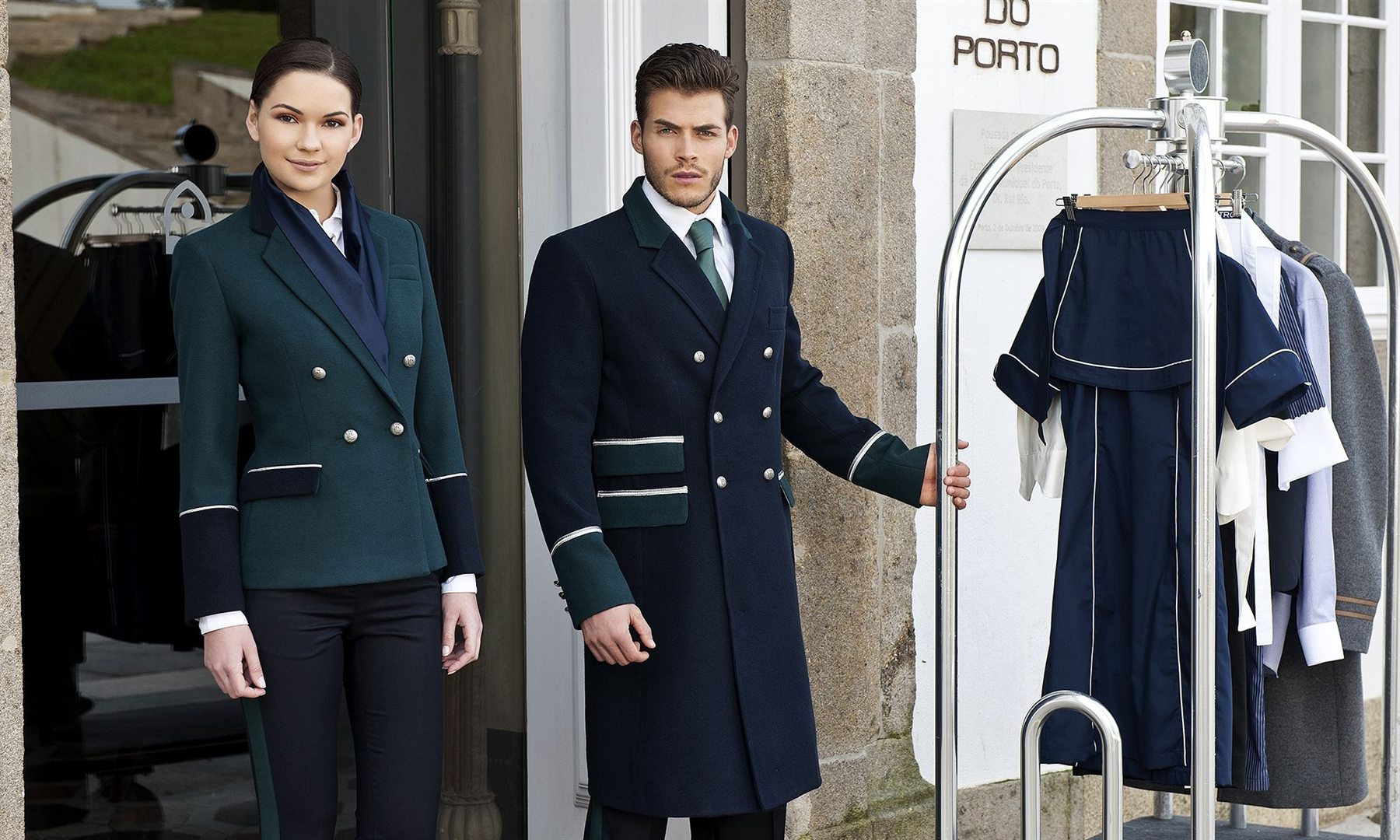 Profissional com uniforme de hotelaria